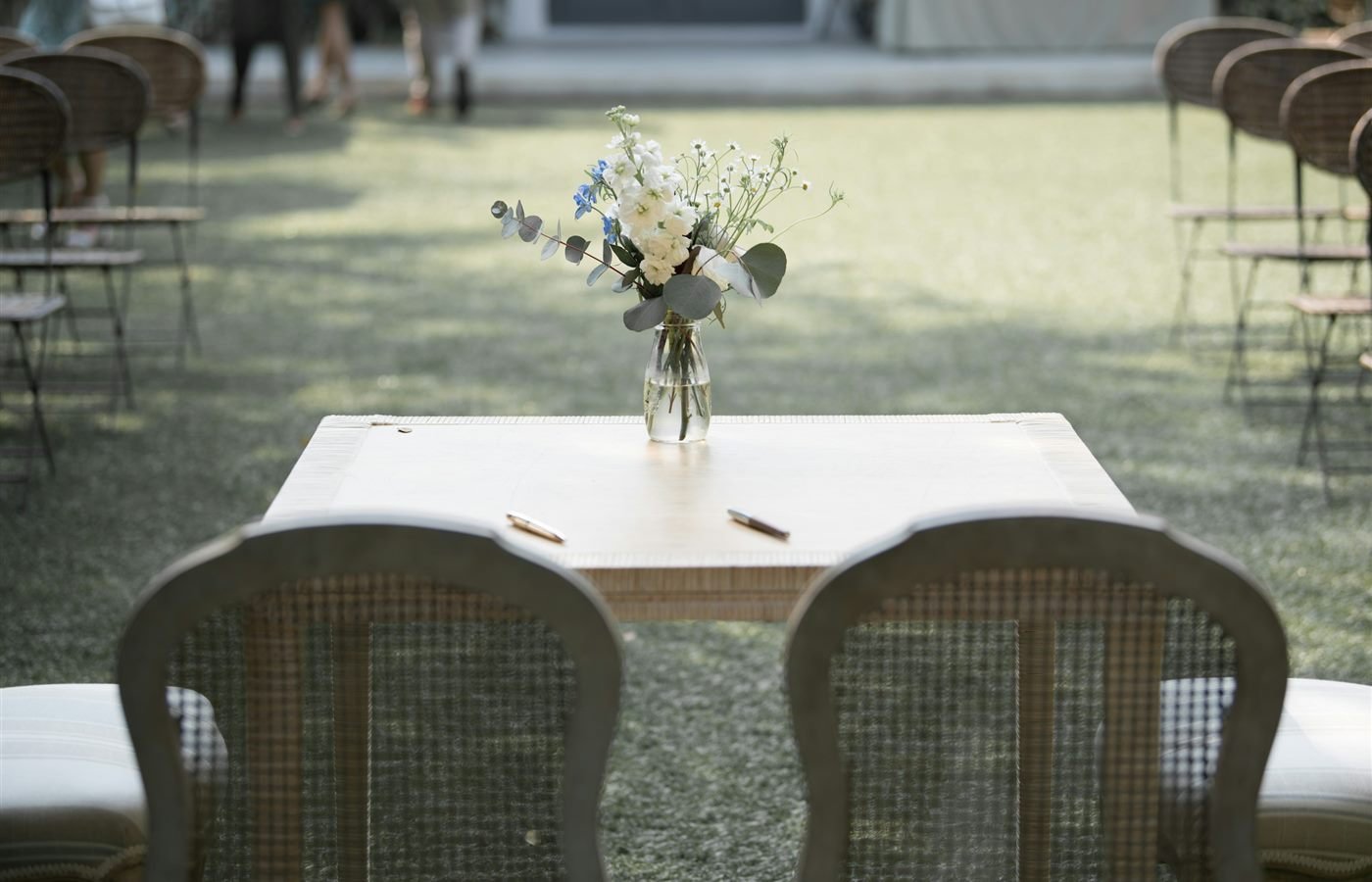 Flor blanca sobre mesa de madera en una ceremonia de boda